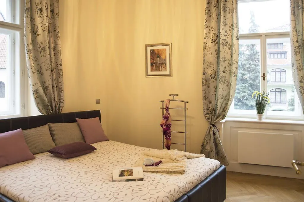 Modern Apartment Vsehrdova Praga