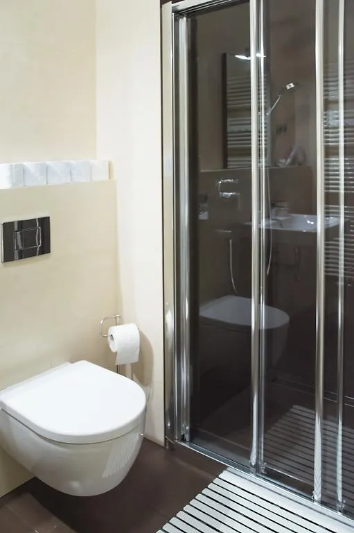 Modern Apartment Vsehrdova Praga
